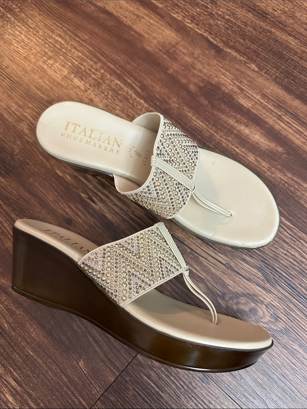 New Italian Shoemakers 8.5 Sandal Cream Wedge Thong Elastic Strap